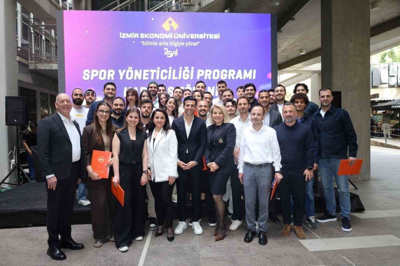 İEÜ Spor Yöneticiliği Programı ilk mezunlarını verdi