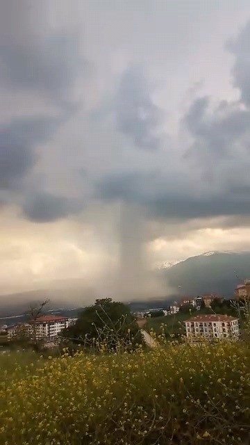 İnegöl’de sağanak etkili oldu, yollar göle döndü