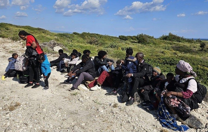 İzmir’de arızalanan botla denizde sürüklenen 26 düzensiz göçmen kurtarıldı