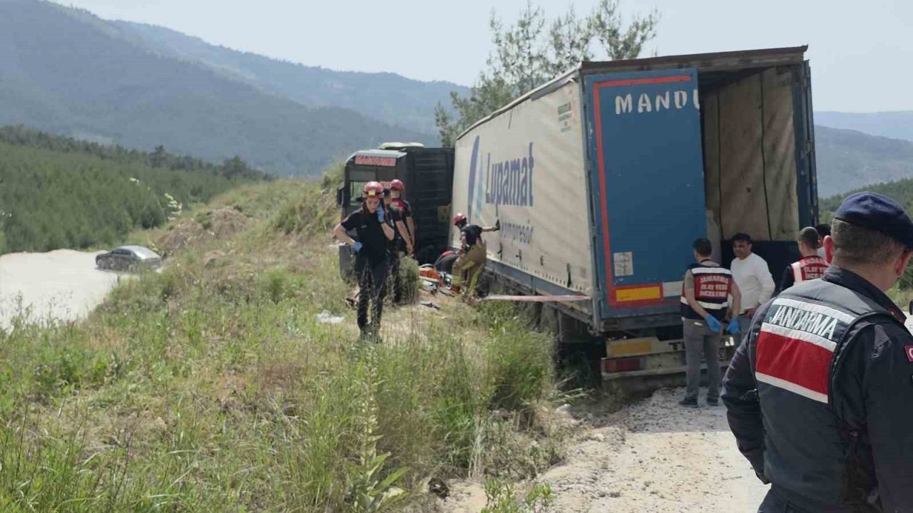 İzmir’de devrilen tırın altında kalan sürücü hayatını kaybetti