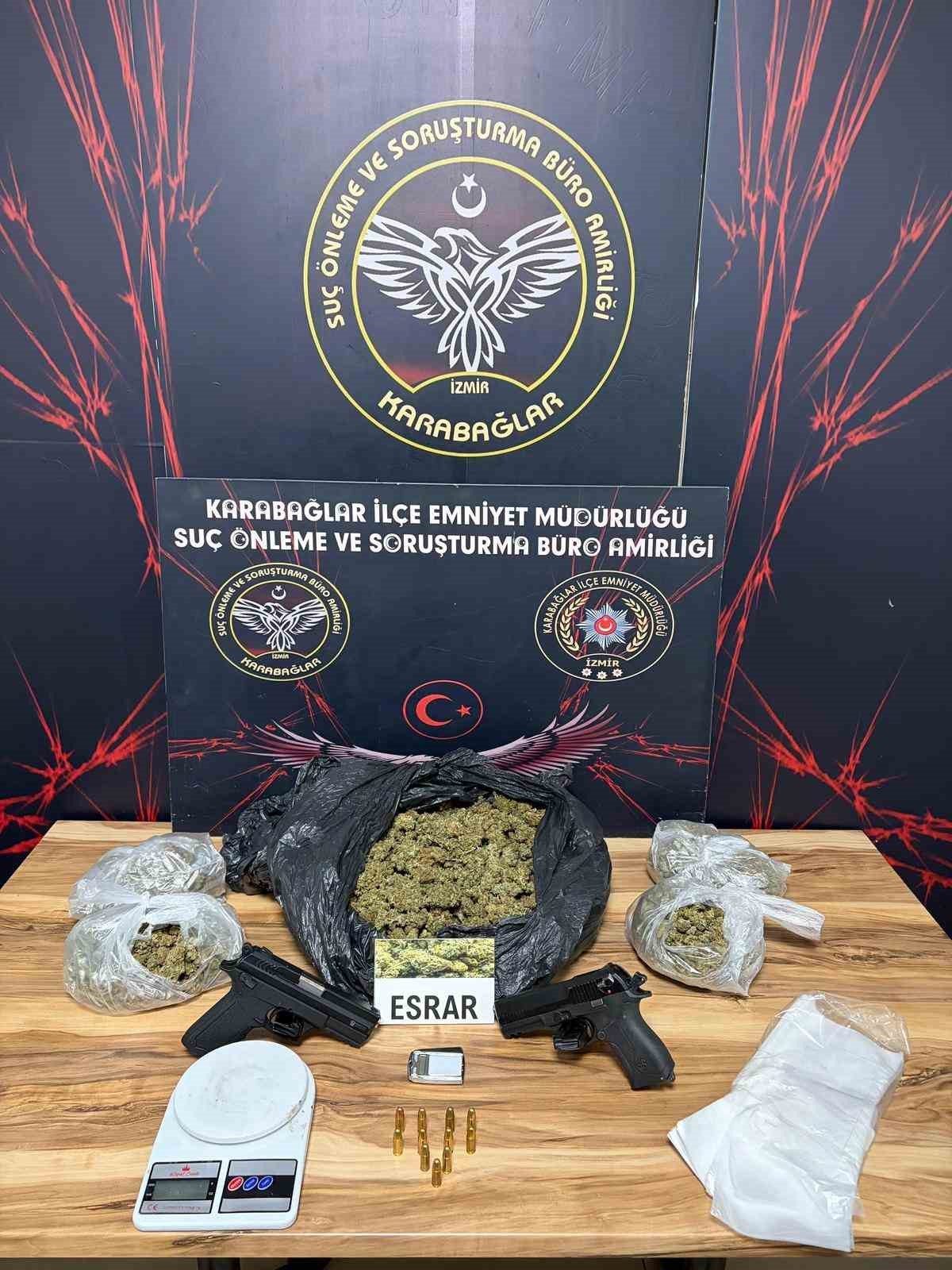 İzmir’de motosikletle uyuşturucu sevkiyatı yapan 3 şüpheli kovalamaca sonucu yakalandı