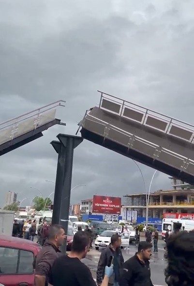 Kamyon üst geçide çarptı: 3 yaralı