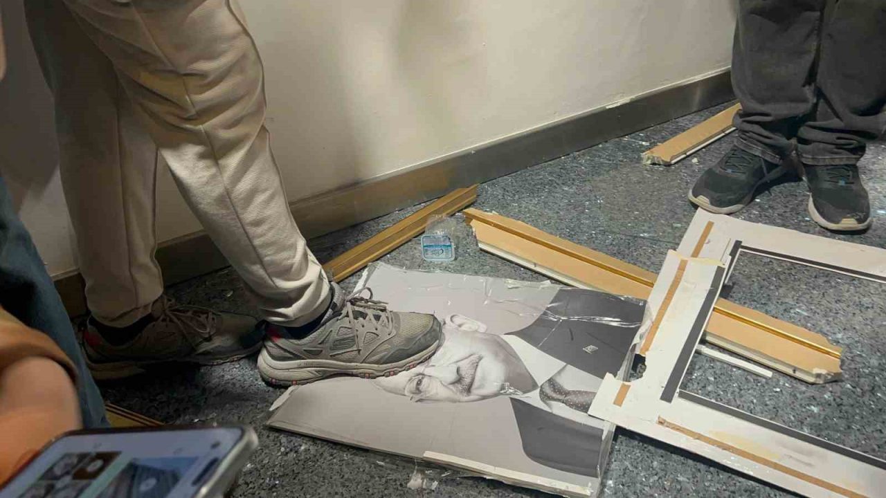 Kılıçdaroğlu’na büyük öfke: Partide asılı olan fotoğrafı ayaklar altında çiğnendi