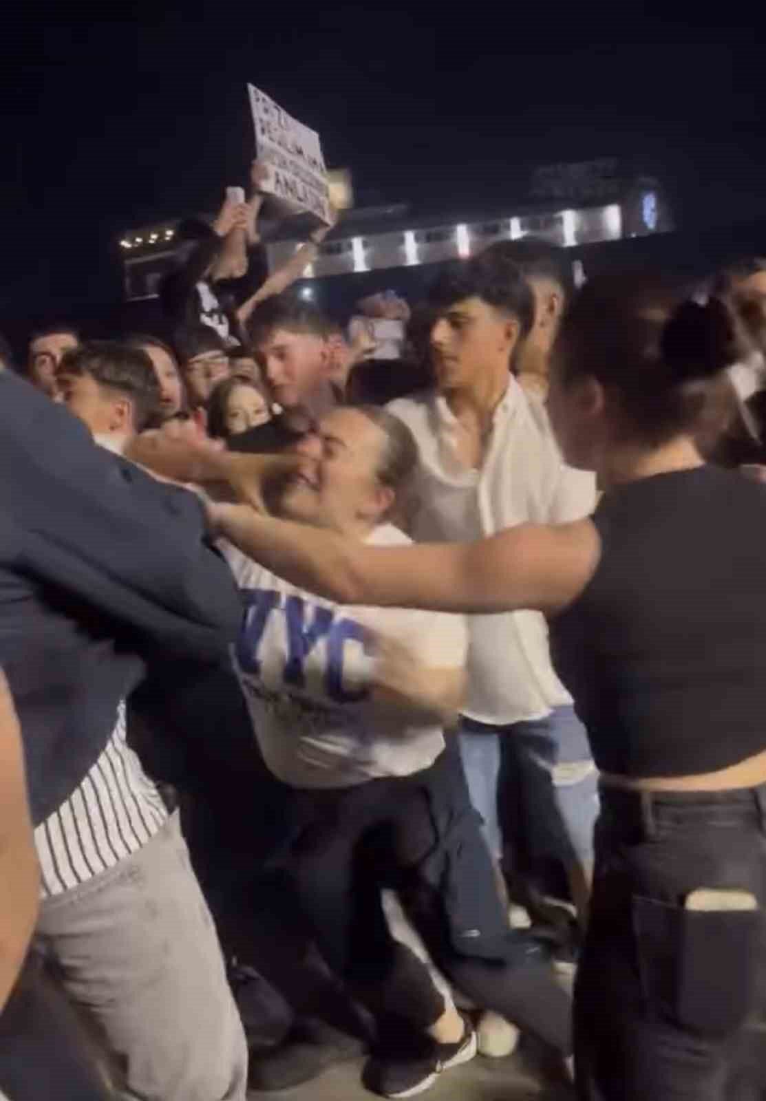 Konserde tekme ve yumruklar havada uçuştu