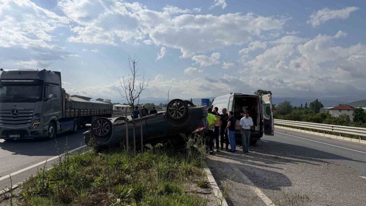 Kontrolden çıkan otomobil takla attı