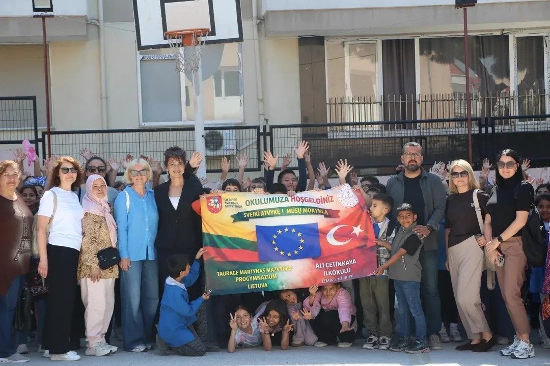 Litvanyalı öğretmenler Dikili’de Türk eğitim sistemini inceledi
