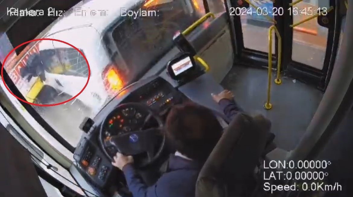 Otobüs şoförü uykuya daldı, önündeki araca çarptı… Lise öğrencisi iki aracın arasında böyle sıkıştı