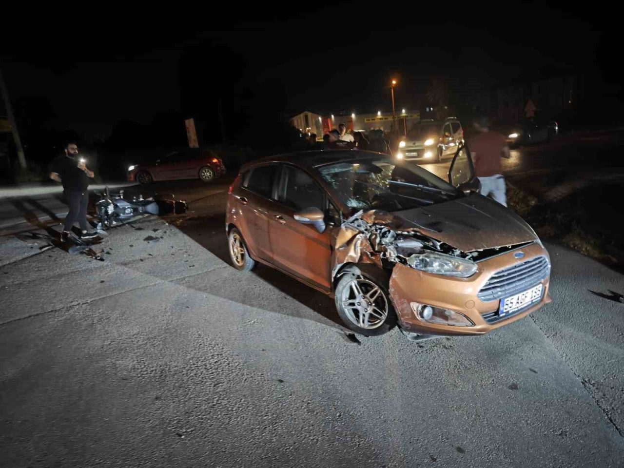 Otomobil ile çarpışan motosiklet sürücüsü ağır yaralandı… Kaza anı kamerada