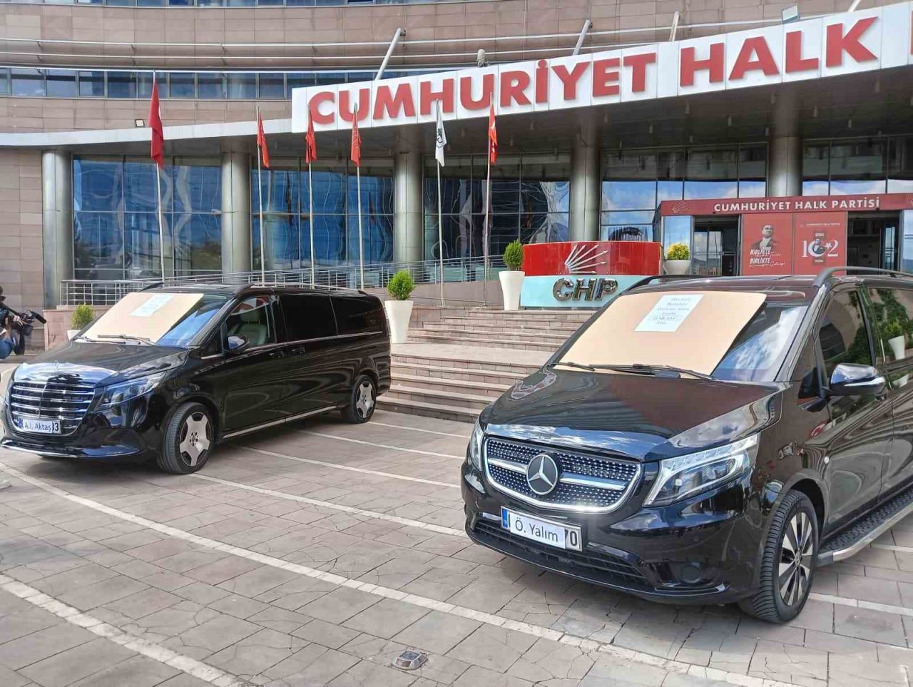 Özgür Özel döneminde CHP’ye tahsis edildiği iddia edilen iki araç “Haram parayla alınmıştır” yazısıyla sergilendi