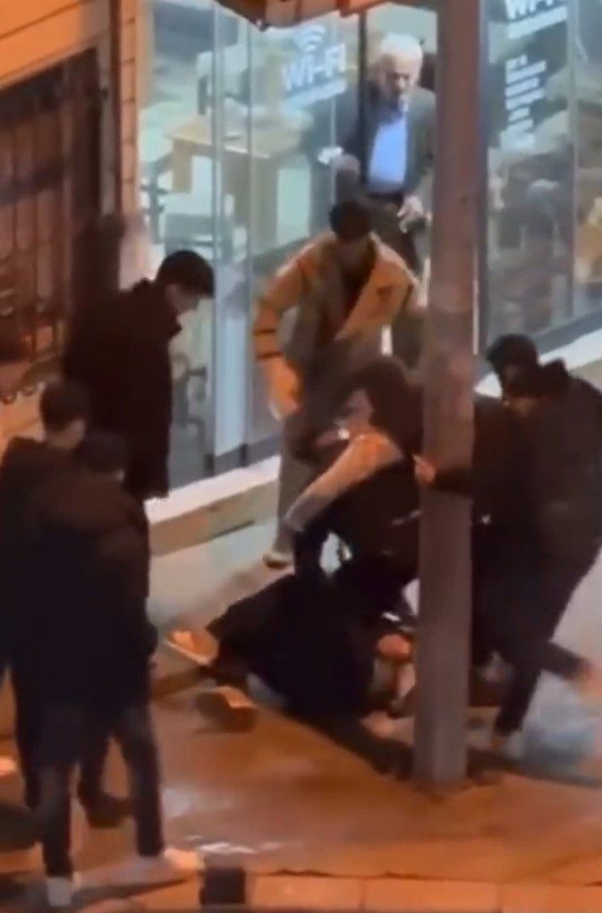 Pendik’te darp anları kameraya yansıdı: 4 saldırgan 1 kişiyi hedef aldı