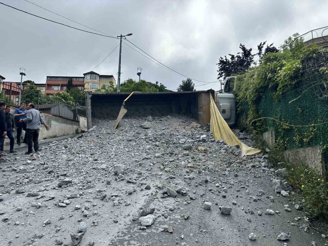Sarıyer’de moloz yüklü kamyon geri kayarak devrildi, sürücü yaralandı