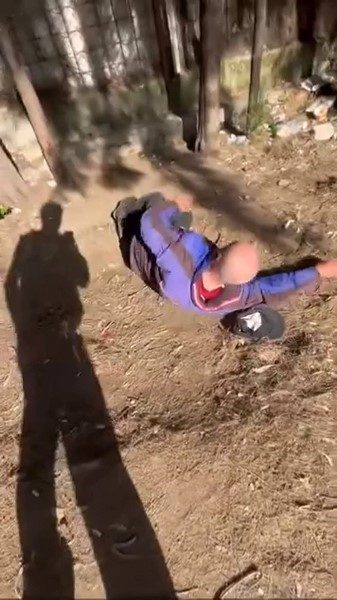 Sokakta uyuyan yaşlı adamın yüzüne tekme atıp paylaşan 2 şüpheli gözaltında