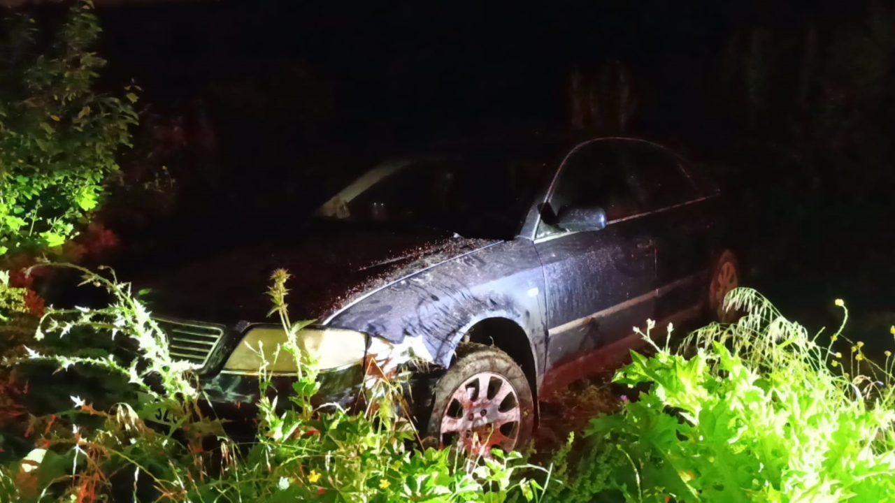 Tarlaya uçtuğu otomobilini bırakıp gitti