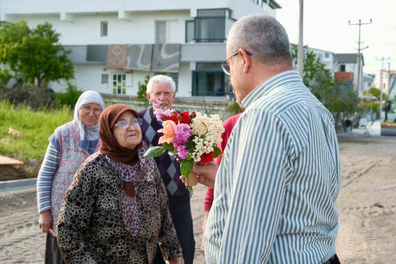 Vatandaşlar Başkan Elbi’yi, çiçeklerle karşıladı