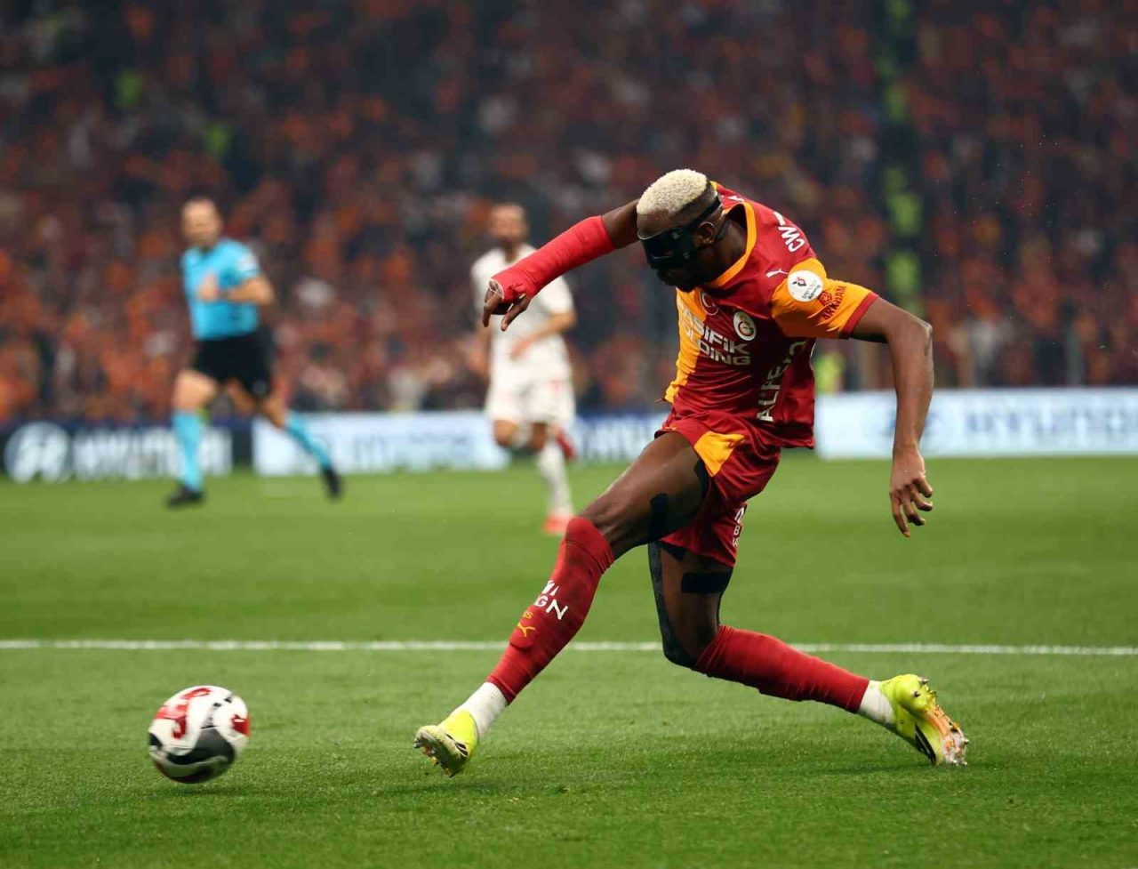 Victor Osimhen cezalı duruma düştü