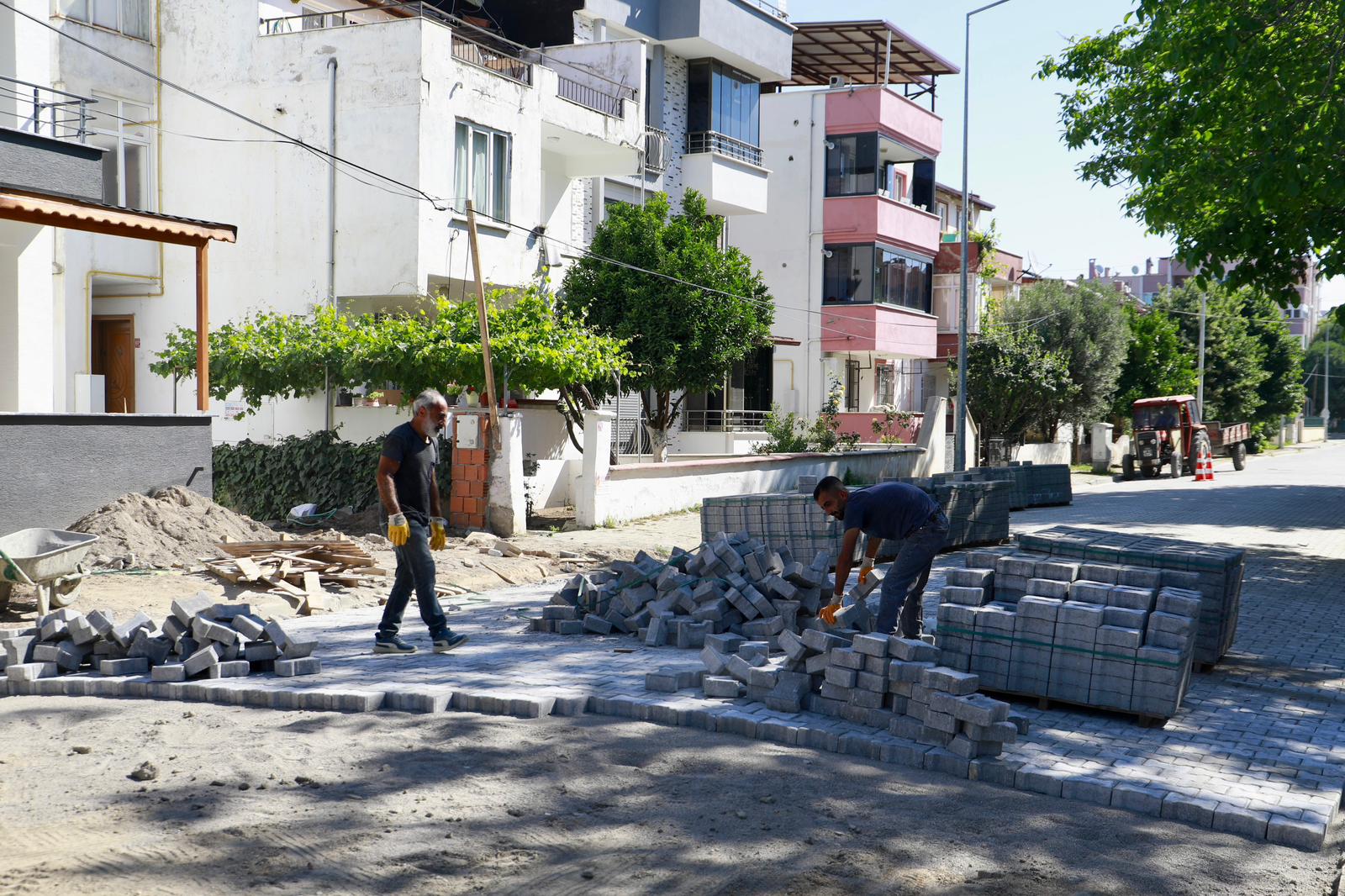 Burhaniye’de yol çalışmaları tüm hızıyla devam ediyor