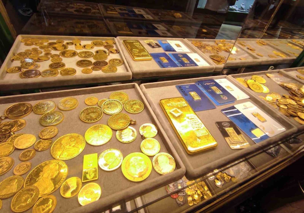 Altın, Fed faiz endişesi ve petrol fiyatlarının yükselmesiyle sert düştü