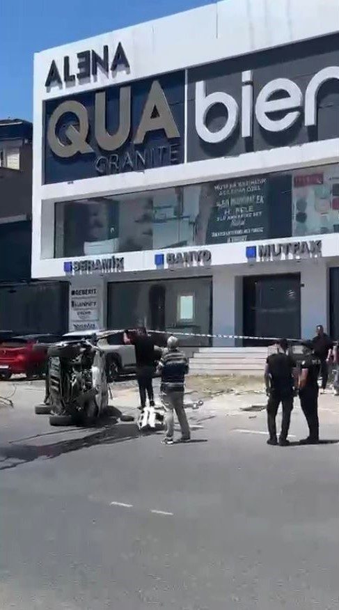 Avcılar’da direksiyon hakimiyetini kaybeden sürücü E-5’ten yan yola uçtu