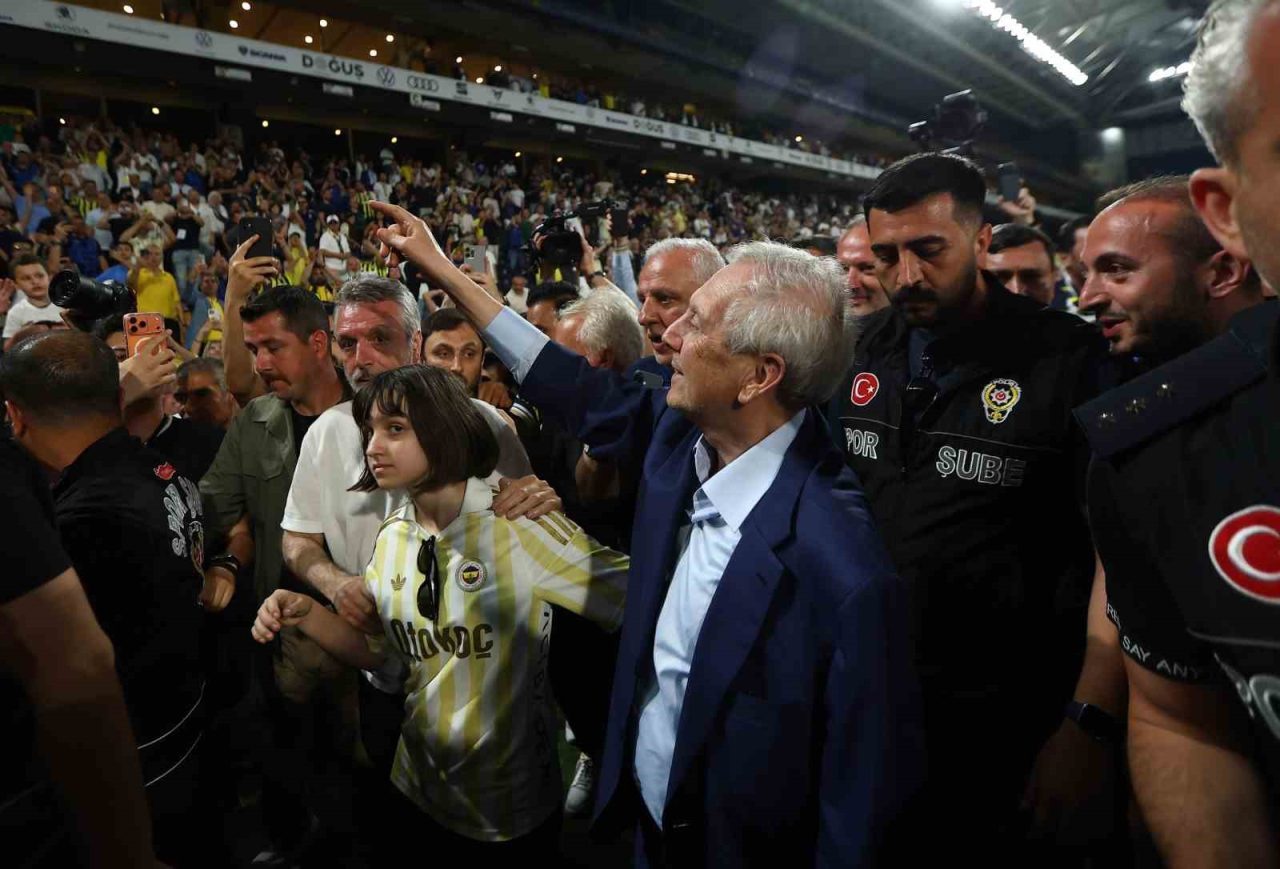 Aziz Yıldırım, 8 yıl sonra yeniden Fenerbahçe Başkanı seçild