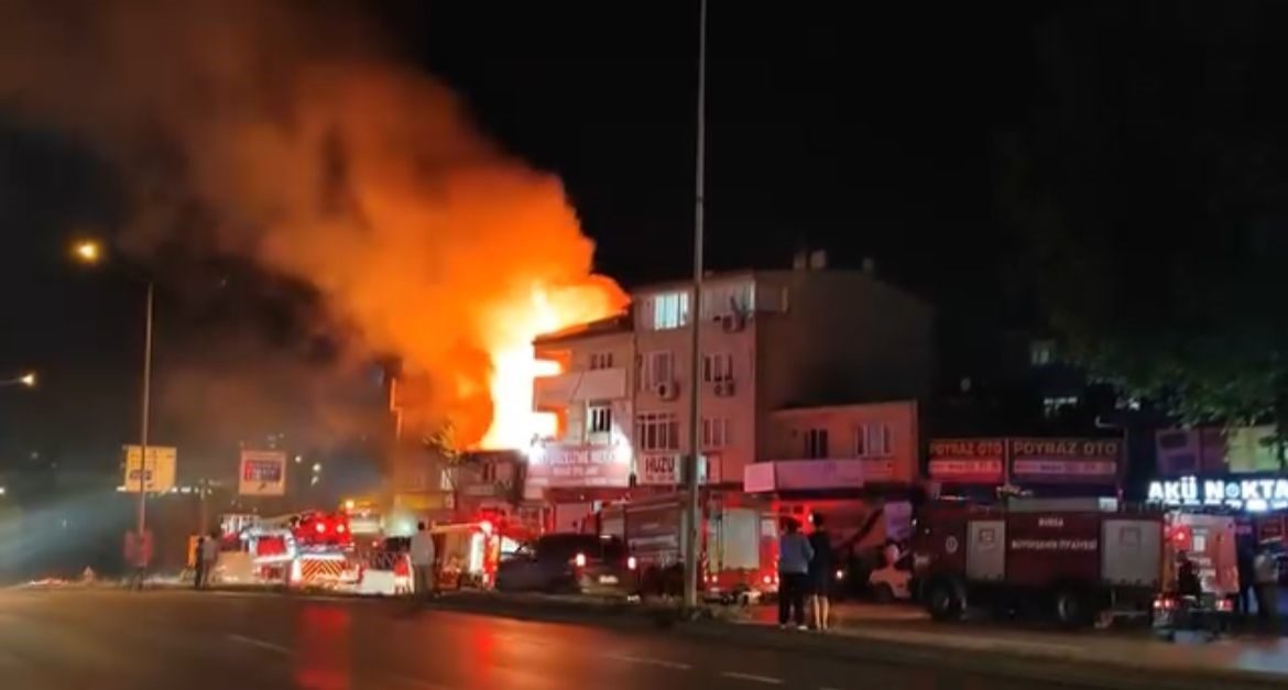 Bursa’da iki katlı ev alev topuna döndü