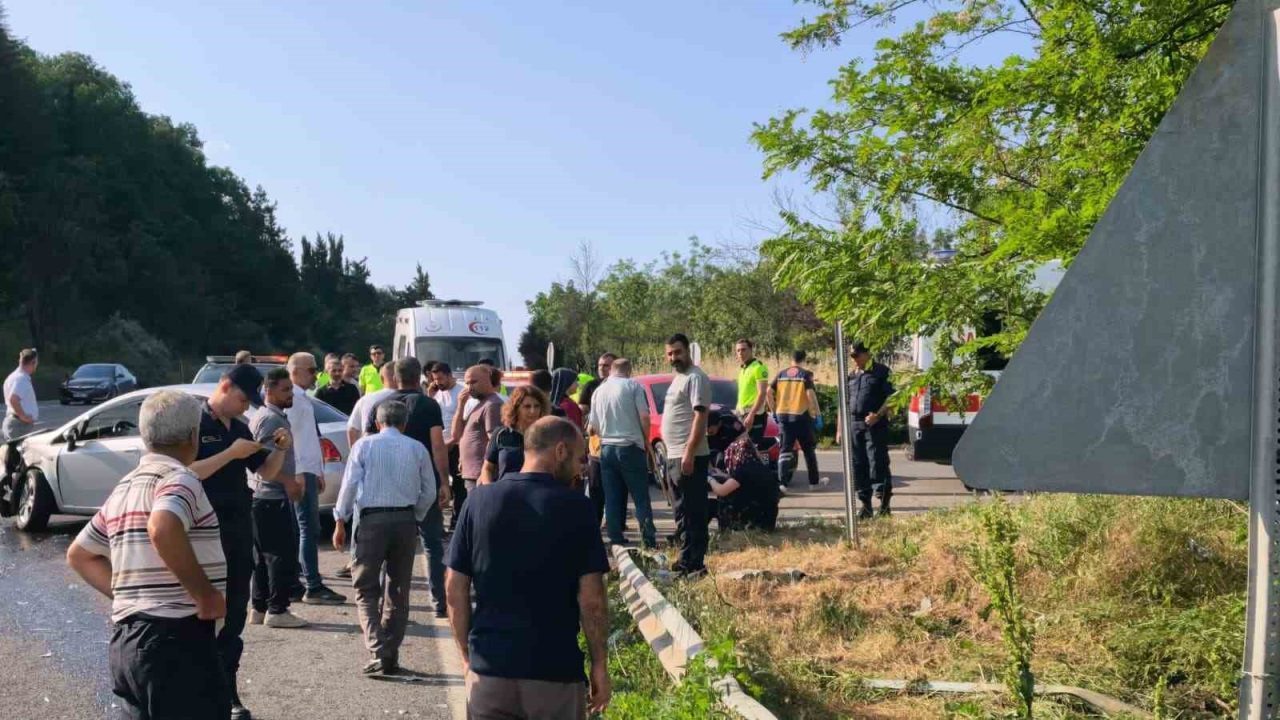 Bursa’da iki otomobil çarpıştı: 6 yaralı