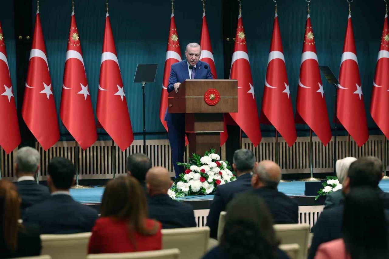 Cumhurbaşkanı Erdoğan: “Ana muhalefet partisi içindeki tartışmaların hiçbiri bizi ilgilendirmiyor”