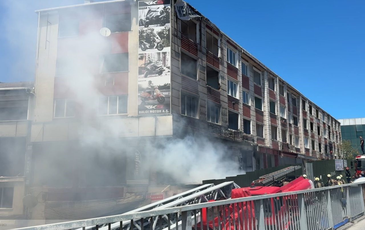 E-5 kenarındaki metruk binada yangın: Yan yolda trafik kilit