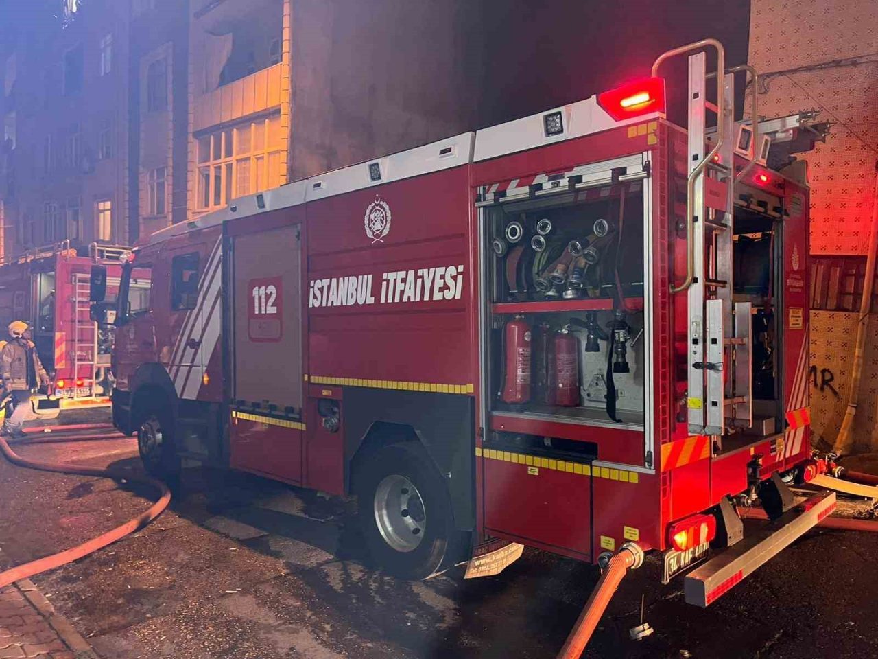 Esenler’de depoda çıkan yangın, 3 binanın dış cephesine ve çatısına sıçradı