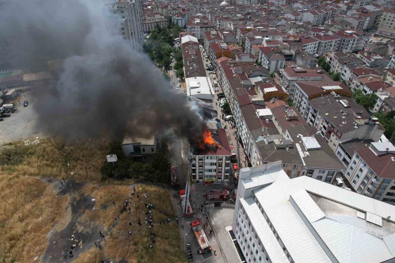 Esenyurt’ta korkutan çatı yangını: 4 binanın çatıs