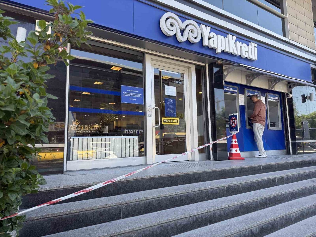 Esenyurt’ta Yapı Kredi Bankası şubesine silahlı sa