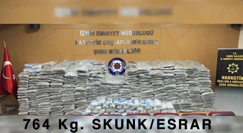 İzmir’de düzenlenen operasyonda 764 kilogram uyuşturucu madd