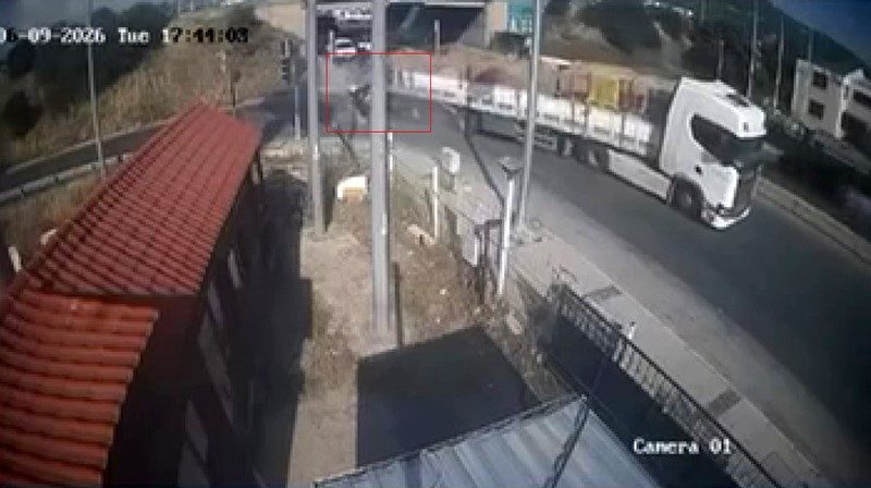 İzmir’de feci kaza: Tıra adeta ok gibi saplandı