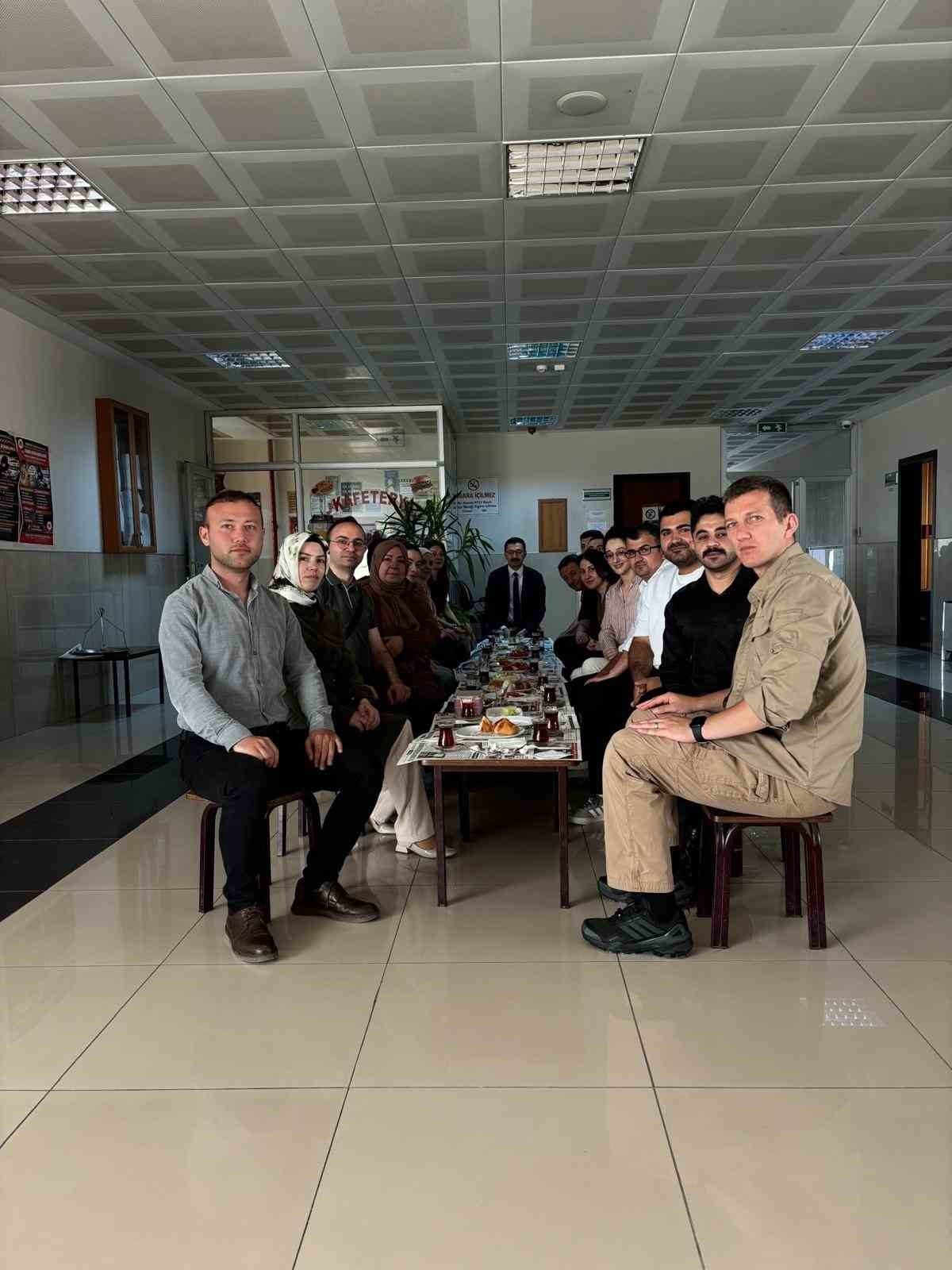 Karacabey Adliyesi’ne sabah en erken gelen persone