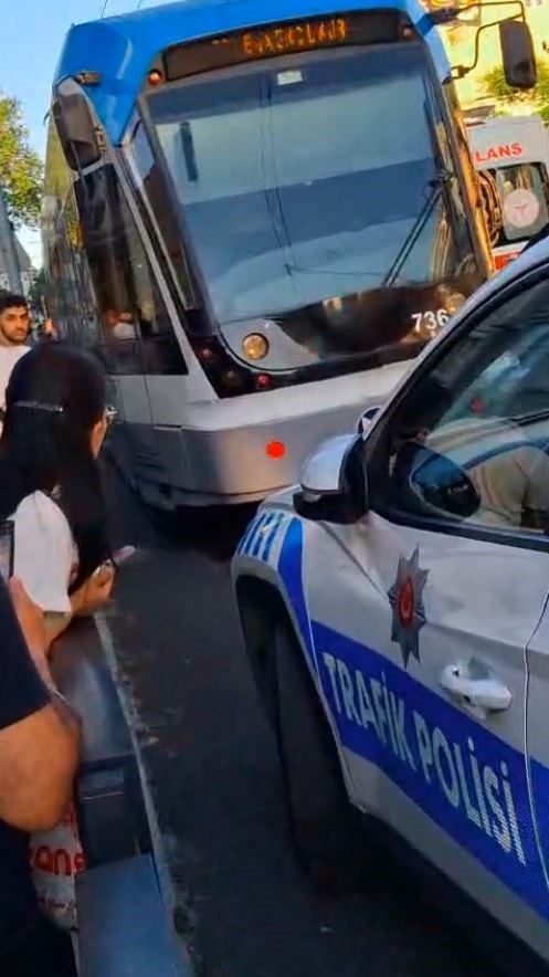 Laleli’de raylara düşen çocuk tramvayın altında ka