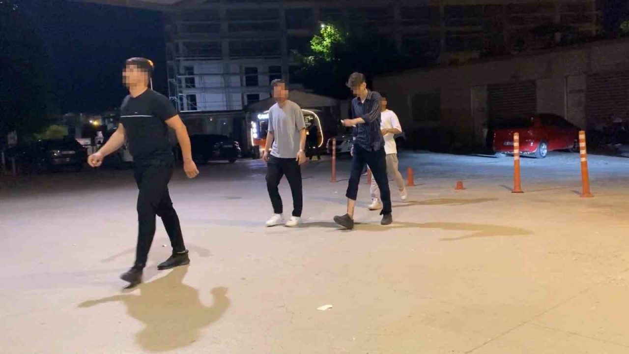 Parktaki gençlere pompalı tüfekle saldırdı: 10 yaralı