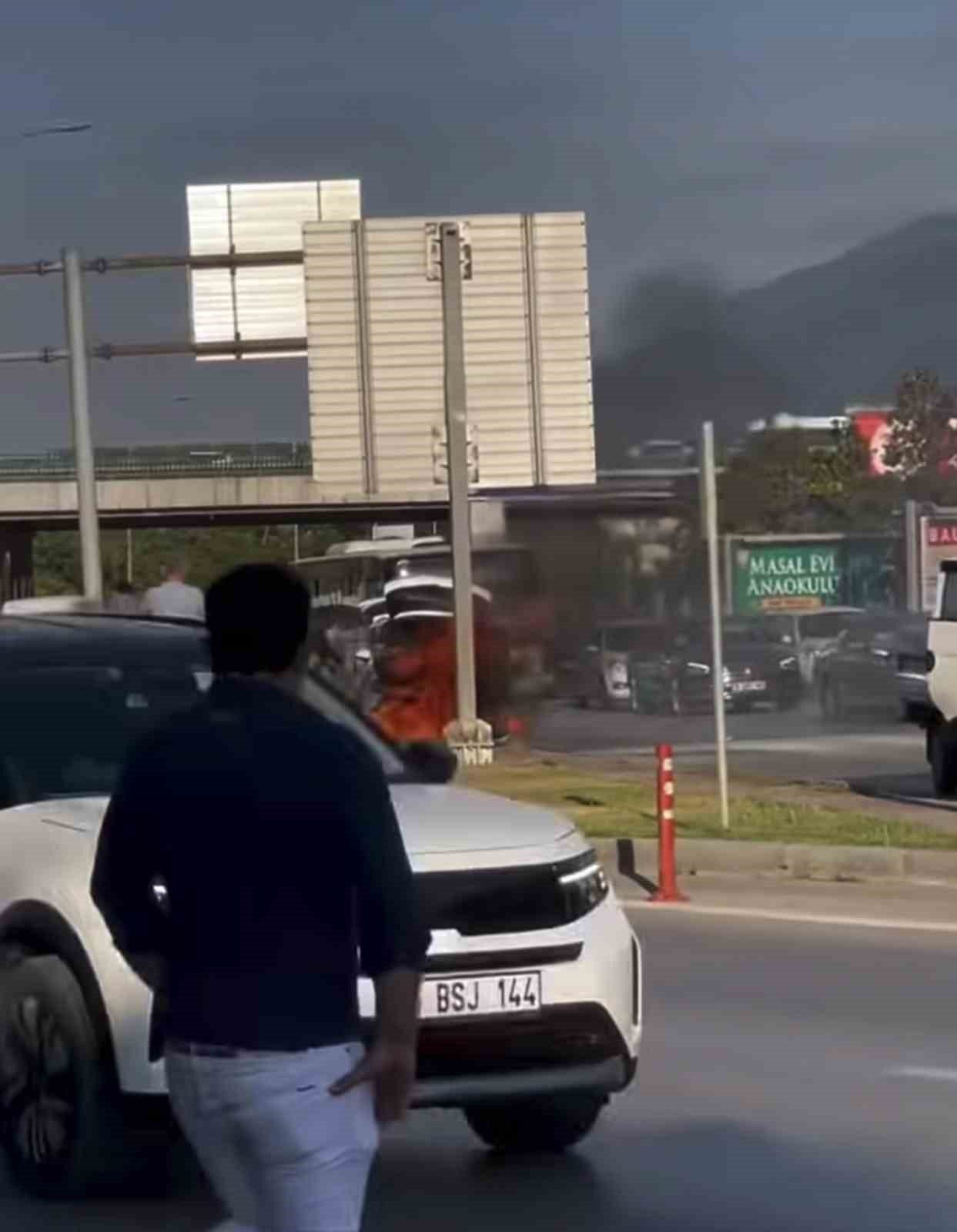 Seyir halindeki otomobil alev topuna döndü