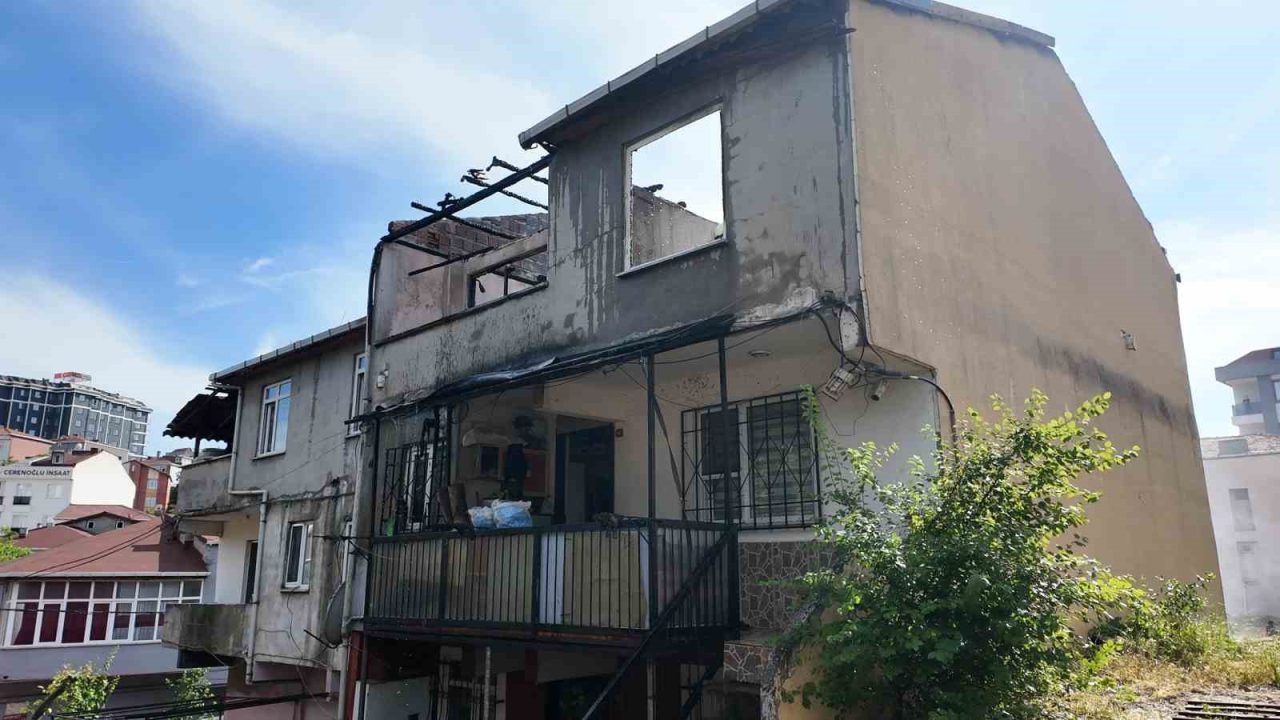 Sultanbeyli’de izolasyon malzemeleri tutuşan çatı 