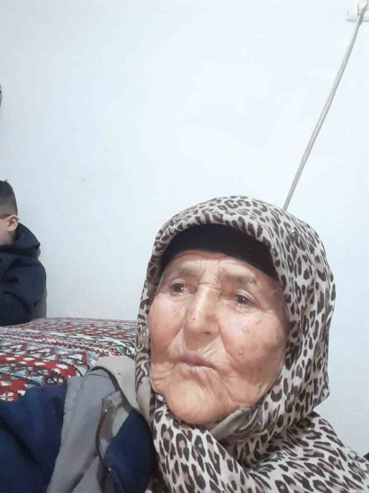 Tarlada uyuyan kadın iş makinesinin altında can verdi