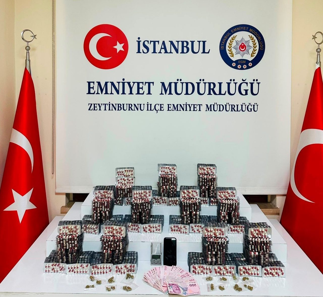Zeytinburnu’nda 11 bin 60 sentetik ecza ele geçirildi